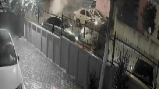 Adana’da havai fişekli tehlikeli eğlence: Ateş parçaları araç ve evlere sıçradı
