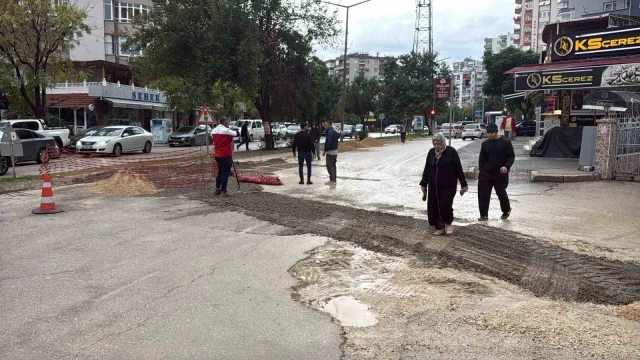 Adana’da şiddetli yağış sonrası yol çöktü