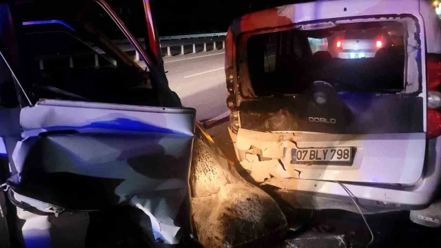 Alanya’da kamyonet park halindeki otomobile çarptı: 1 yaralı