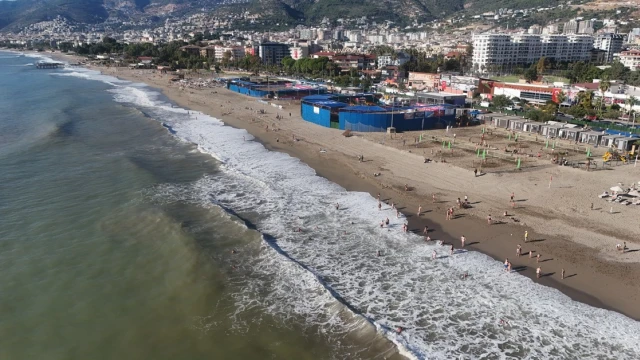 Alanya’da yağmurun ardından güneş yüzünü gösterdi sahiller doldu