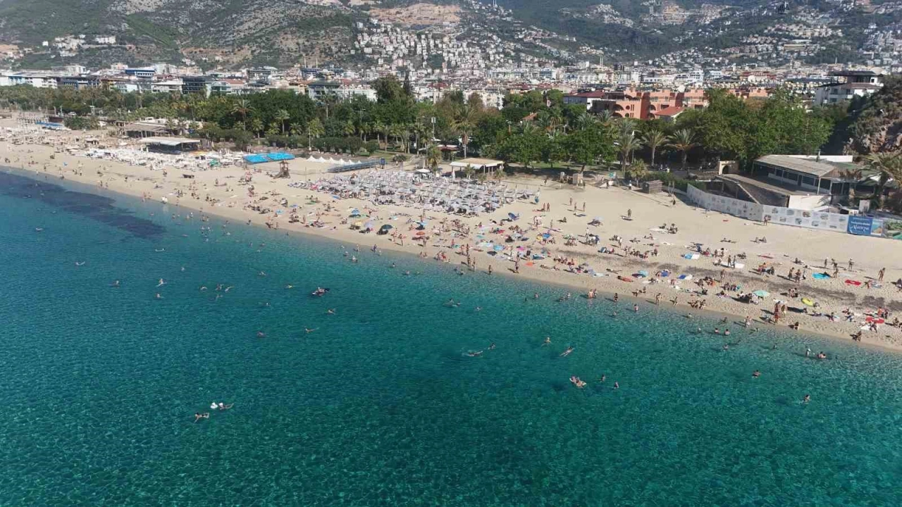 Alanya’da yazdan kalma gün: Ekim ayı sonunda deniz keyfi yaşanıyor
