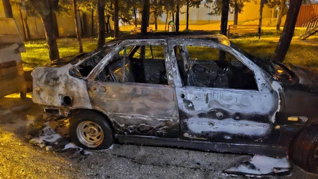 Alevlere teslim olan otomobil yanarak kullanılmaz hale geldi