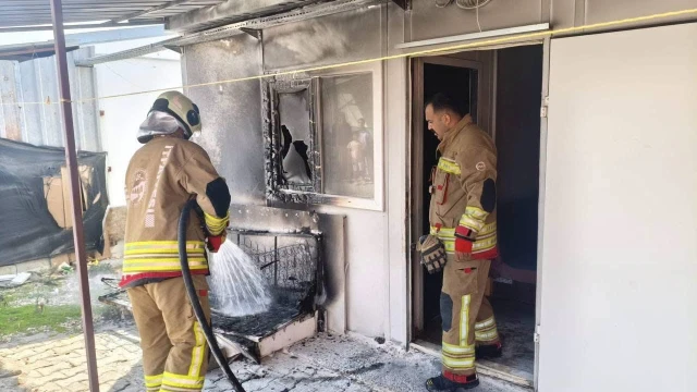 Antakya’da depremzede vatandaşların yaşadığı konteyner yandı
