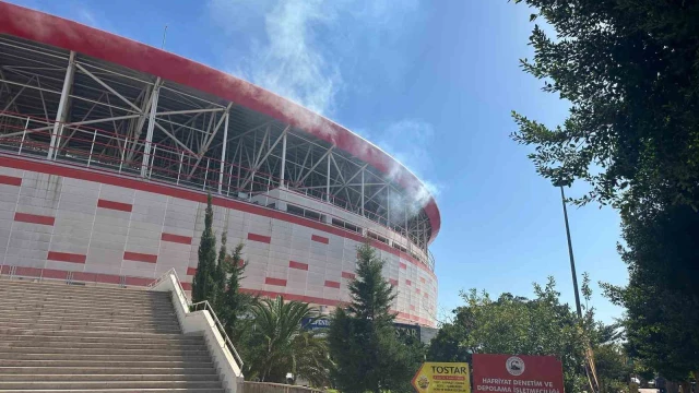 Antalya Stadyumu’nda işletmenin bacasından çıkan yoğun duman itfaiyeyi alarma geçirdi