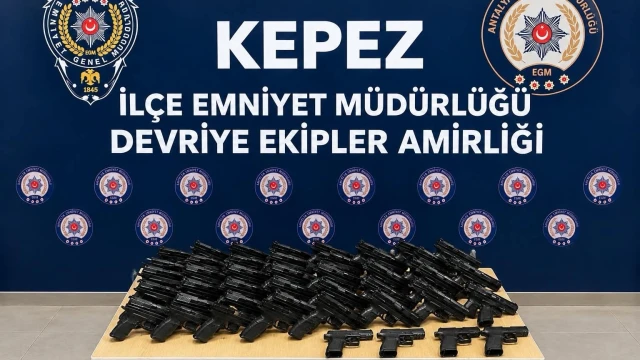 Antalya’da 32 tabanca ve 30 şarjör ele geçirildi