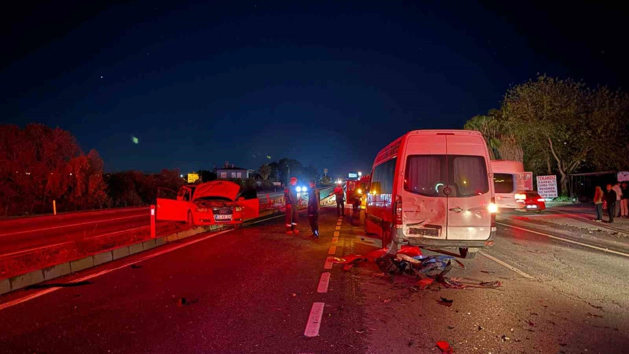 Antalya’da alkollü sürücü ortalığı savaş alanına çevirdi: 4 yaralı