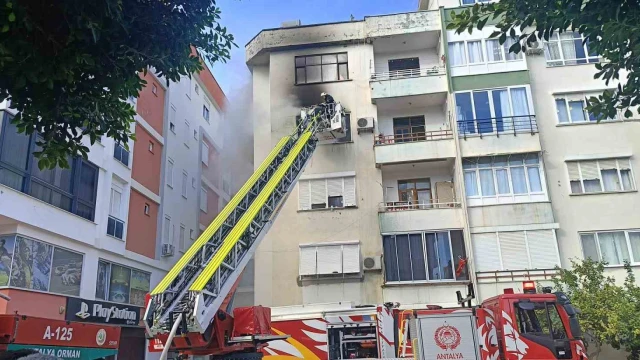 Antalya’da apartman yangını