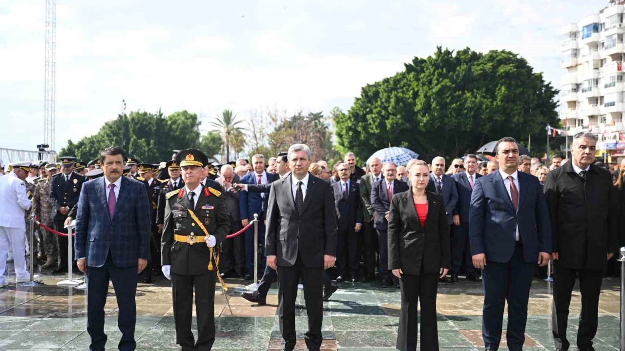 Antalya’da Cumhuriyet Bayramı kutlamaları çelenk töreniyle başladı