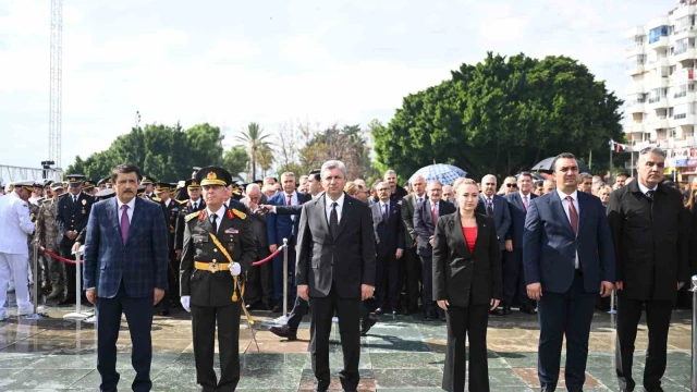 Antalya’da Cumhuriyet Bayramı kutlamaları çelenk töreniyle başladı