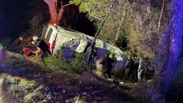 Antalya’da dağcıları taşıyan minibüs şarampole devrildi: 15 yaralı
