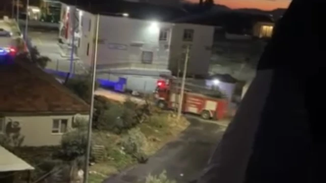 Antalya’da iki katlı evin çatısı alevlere teslim oldu
