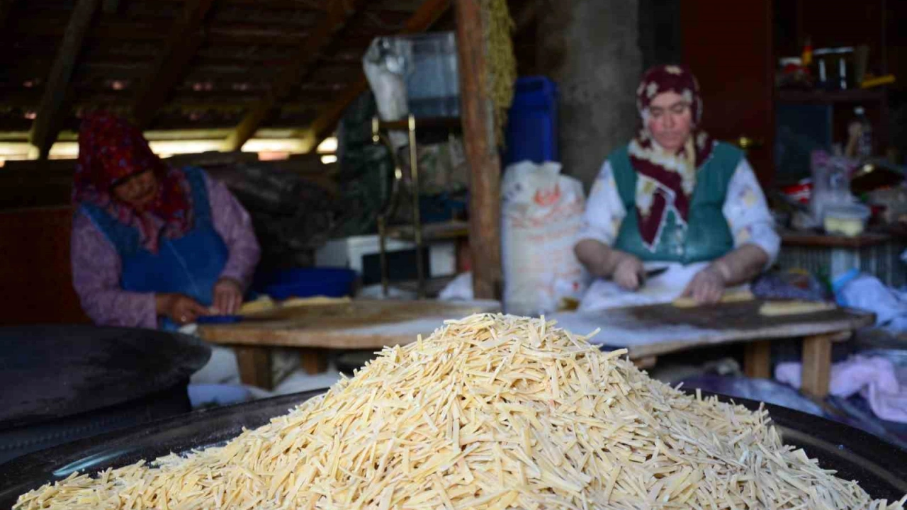 Antalya’da kadınların kış mesaisi: 120 yumurtayla 30 kilo erişte hazırlıyorlar