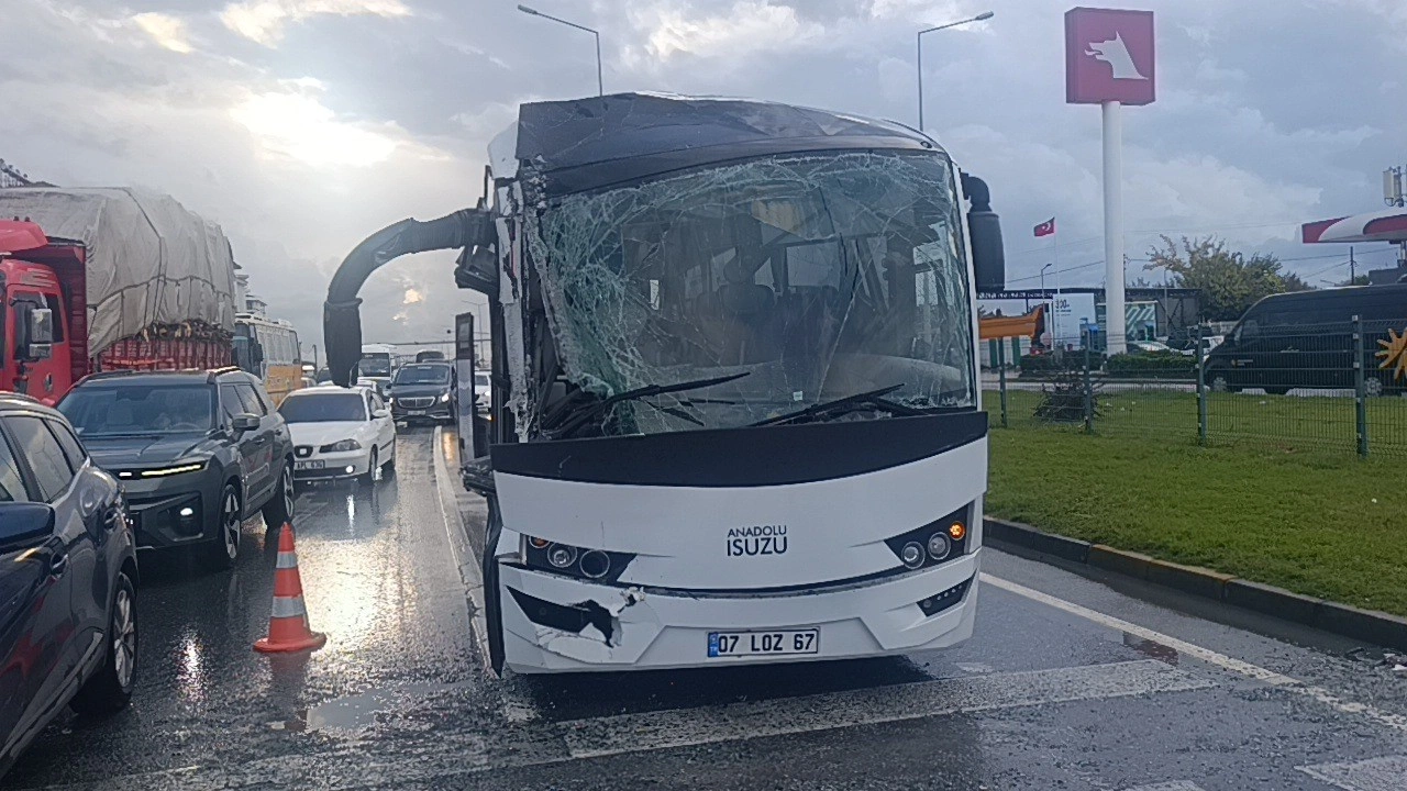 Antalya’da otel servisinin karıştığı zincirleme kazada 4 personel yaralandı