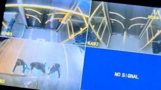 Antalya’da patenli çocuklar halk otobüsünün arkasına tutundu, güvenlik kamerasından olayı fark eden şoför o anları kaydetti