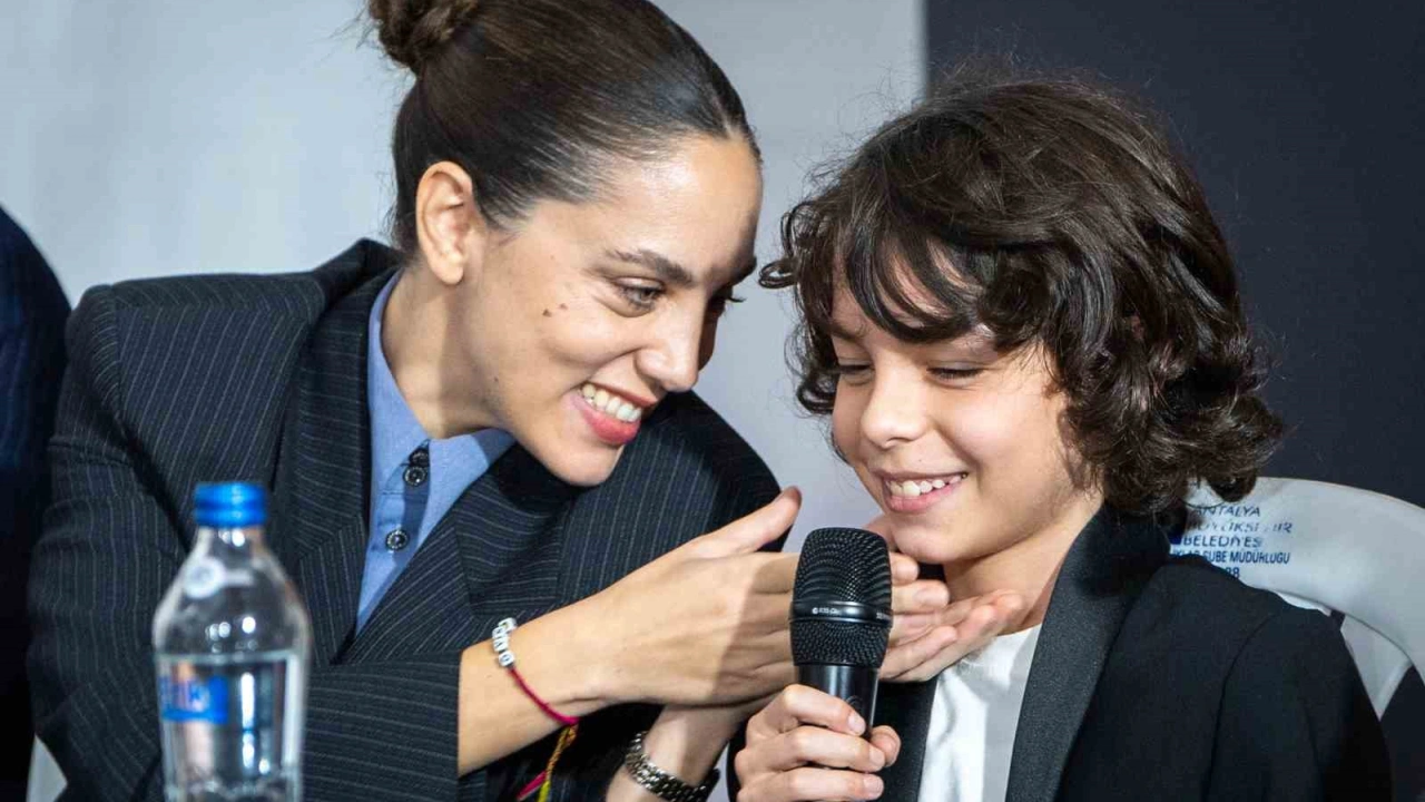 "Artakalan" filminin ilk gösterimi yapıldı, yönetmen ve oyuncular söyleşide seyirciyle buluştu