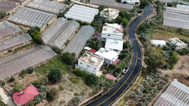 Aydıncık ve Gülnar’da yollar sıcak asfaltla yenilendi