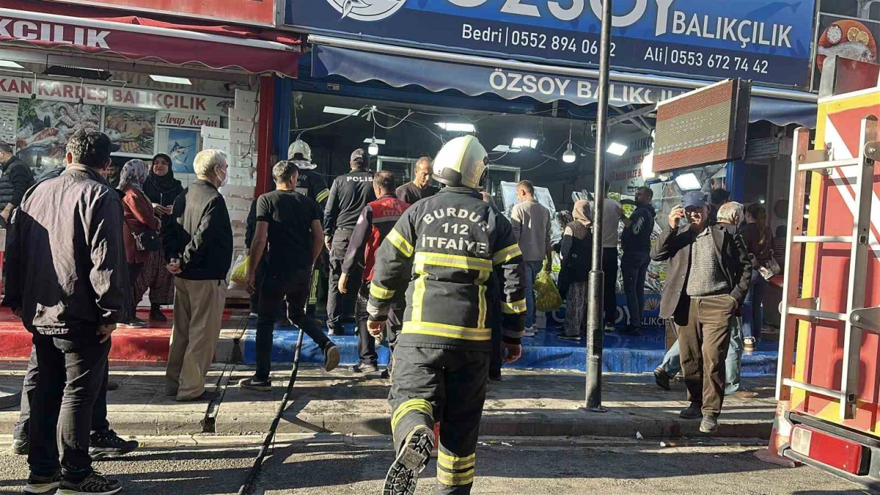 Balıkçının bacasında yangın çıktı, tezgahta satışlar durmadı