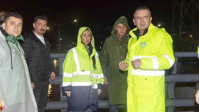 Başkan Vekili Genç, aşırı yağıştan etkilenen mahallelerde incelemelerde bulundu