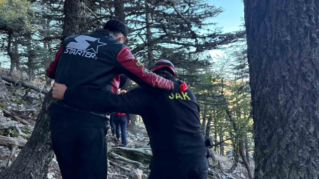 Bin 835 rakımlı zirvede mahsur kalan birisi yaralı 2 kişi 14 saatlik operasyonla kurtarıldı