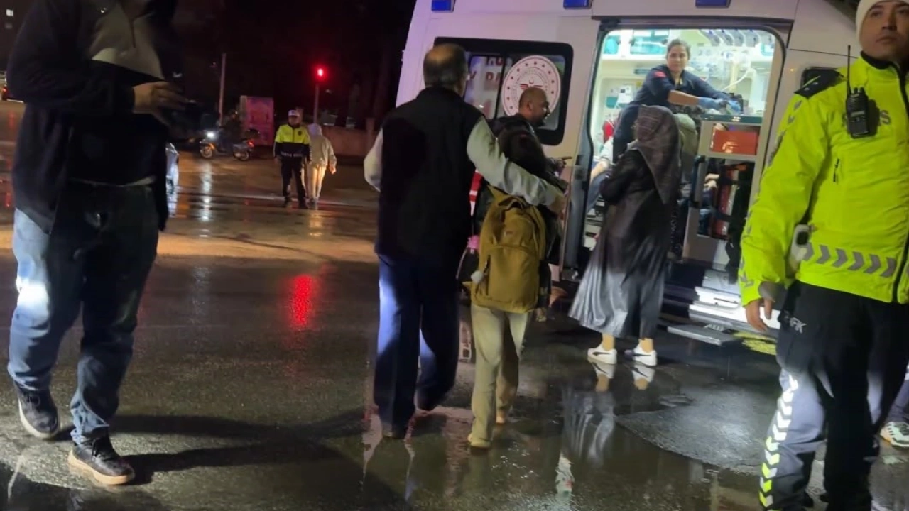 Burdur’da öğrenci servisi ile otomobil çarpıştı: 12 öğrenci hafif yaralı