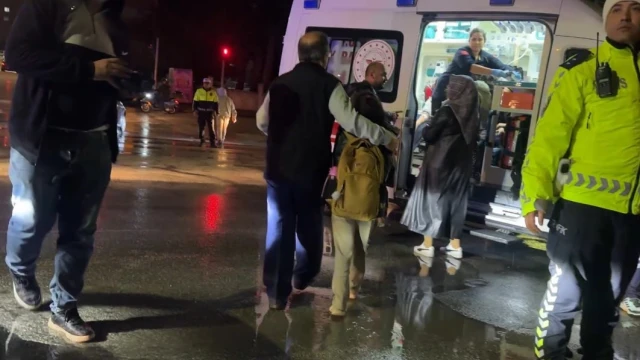 Burdur’da öğrenci servisi ile otomobil çarpıştı: 12 öğrenci hafif yaralı