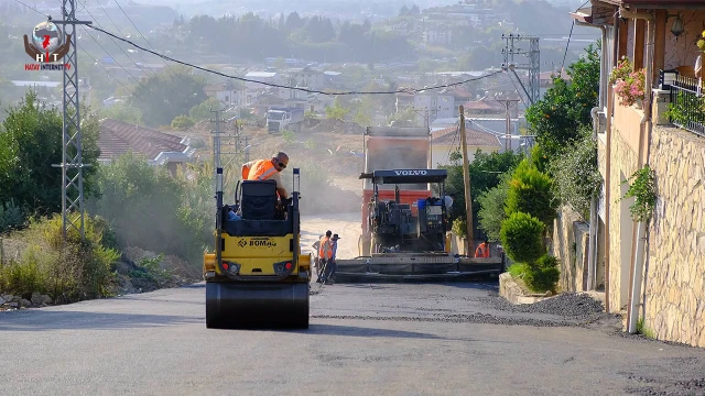 DEFNE’DE ALTYAPISI TAMAMLANAN YOLLAR ASFALTLANIYOR