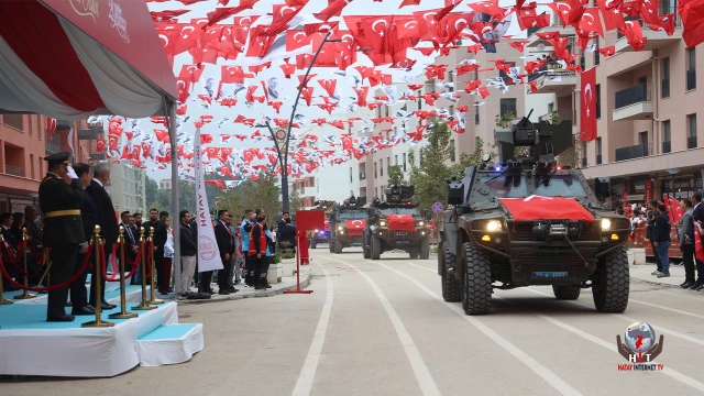 Depremin ardından yeniden inşa edilen Atatürk Caddesi'nde Cumhuriyet bayramı coşkusu