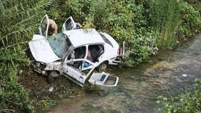 Dereye uçan otomobil hurdaya döndü: 3 yaralı