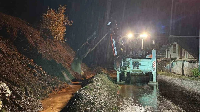 Feke’de düşen kayalar iş makineleriyle temizleniyor