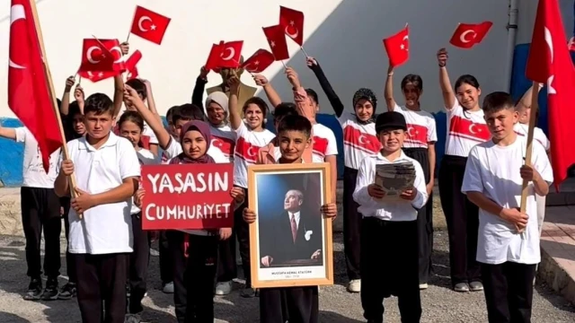 Feke’de köy okulundan Cumhuriyet Bayramı’nda anlamlı kutlama