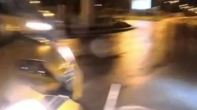 Hafif ticari araç ile motosiklet kavşakta çarpıştı