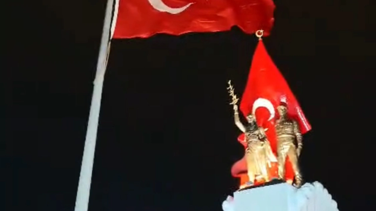 Hatay’da bayraklar fırtına nedeniyle geçici olarak indirildi