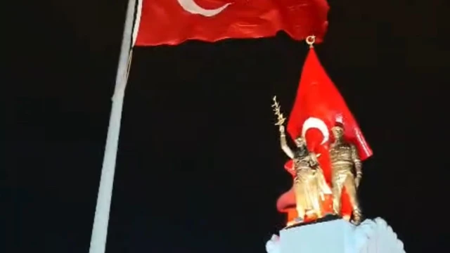 Hatay’da bayraklar fırtına nedeniyle geçici olarak indirildi