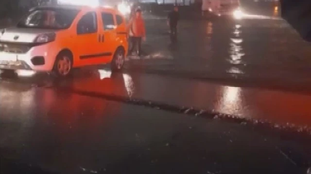 Hatay’da sağanak yağış yolları ve caddeleri göle çevirdi