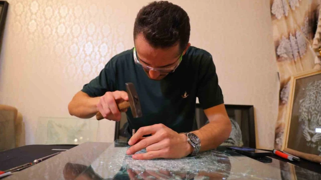Hobi olarak başladı, camı çatlatarak sanat eserine dönüştürüyor