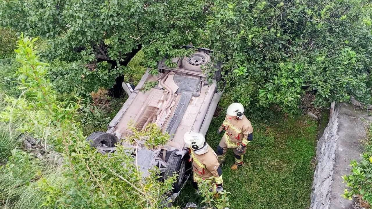 İskenderun’da bahçeye uçan otomobildeki 2 kişi yaralandı