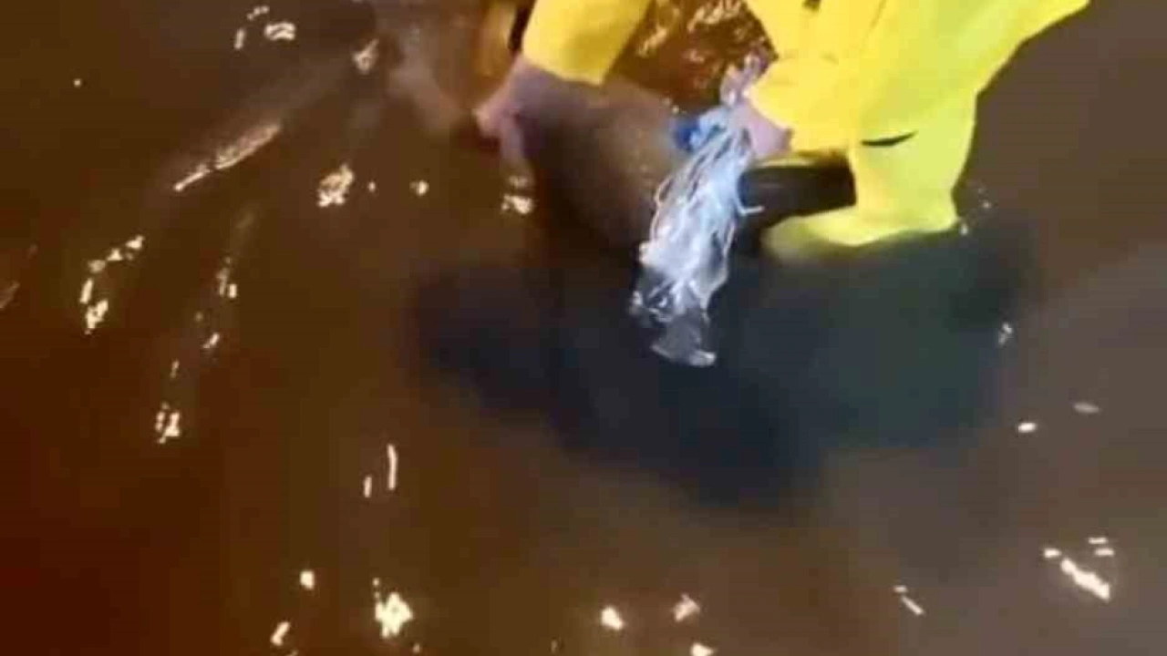 İskenderun’da yağış sonrası oluşan su birikintileri giderildi