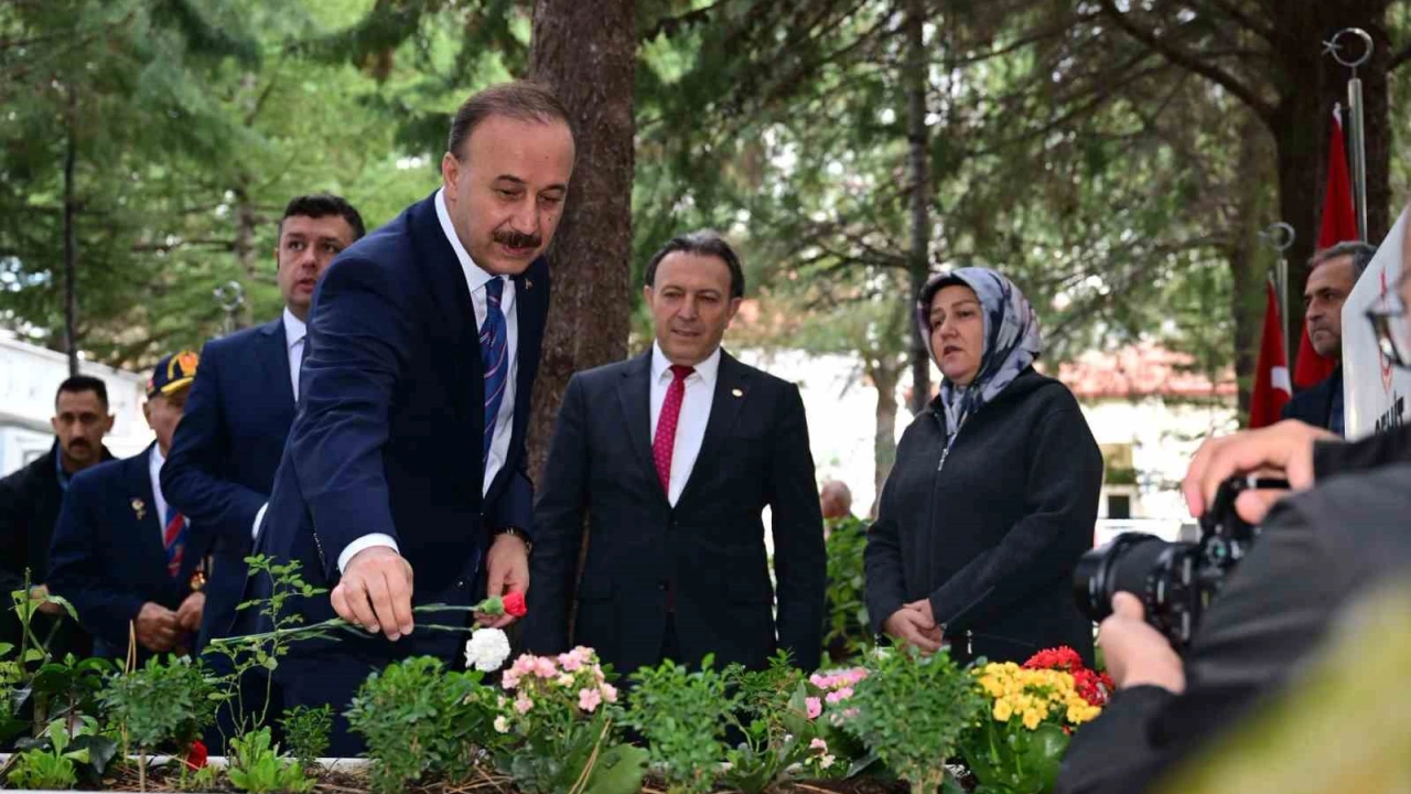 Isparta’da 29 Ekim Cumhuriyet Bayramı kutlamaları çelenk töreniyle başladı