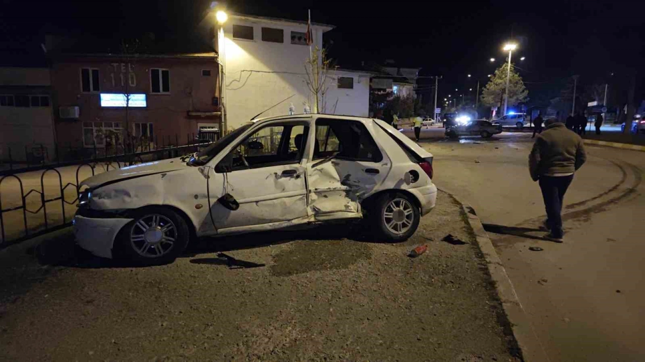 Isparta’da otomobiller kavşakta çarpıştı: 3 yaralı