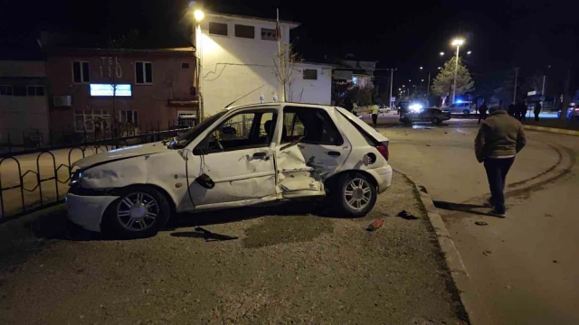 Isparta’da otomobiller kavşakta çarpıştı: 3 yaralı