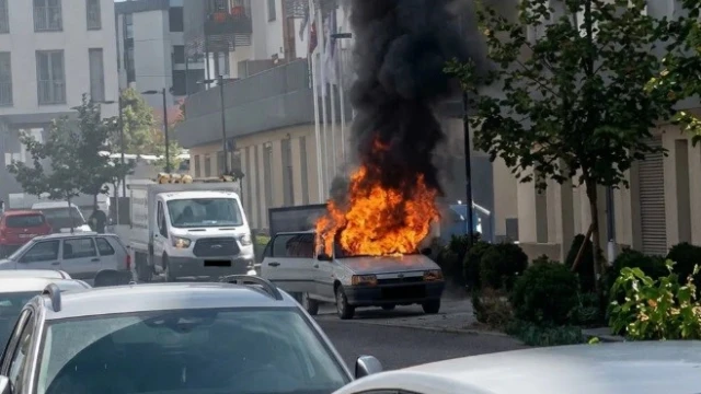 Kahramanmaraş’ta hareketli dakikalar: Seyir halindeki otomobil alev alev yandı