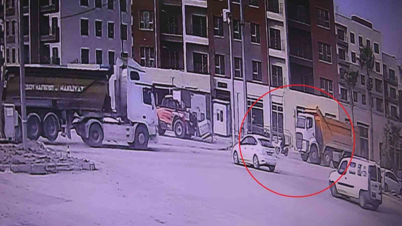 Kamyonun kör noktasına gelen motosiklet sürücüsünün ezilerek can verdiği anlar kameraya yansıdı