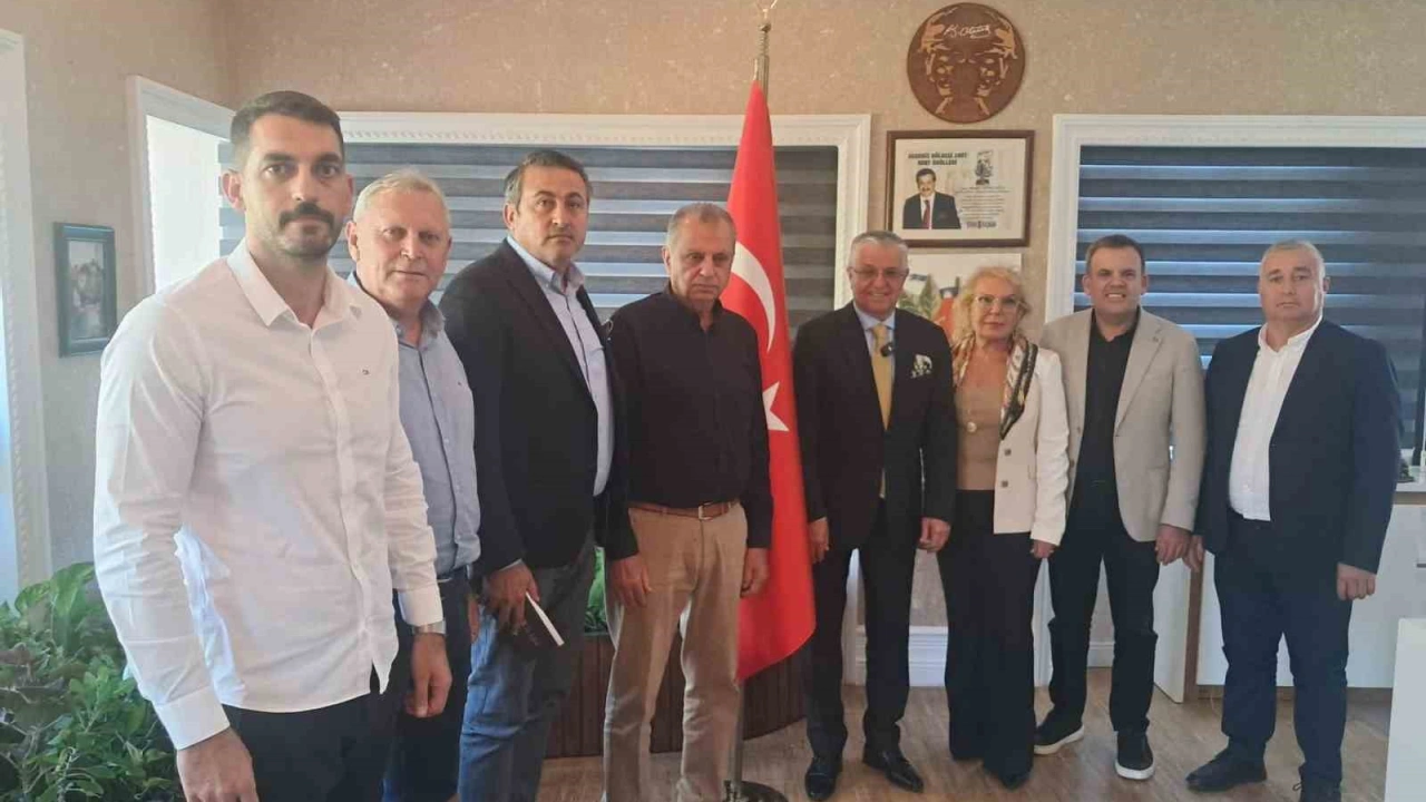 Kemer Belediye Başkanı ve 8 meclis üyesi CHP’den istifa etti