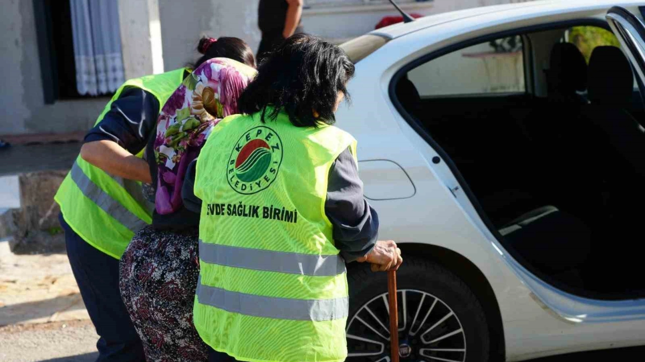 Kepez’de yatağa bağımlı yaşlı kadına destek eli uzatıldı