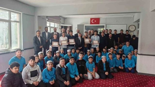 Korkuteli’nde erkek hafızların belge sevinci