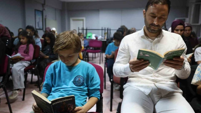 Kozan’da aileler çocuklarıyla birlikte ekranı kapatıp kitap okudu