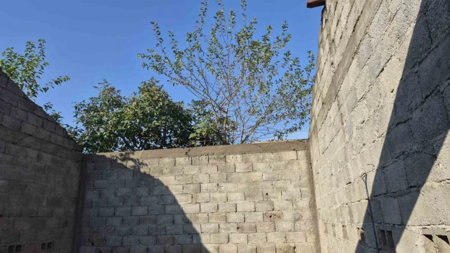 Kozan’da fırtına evin ve ahırın çatısını uçurdu