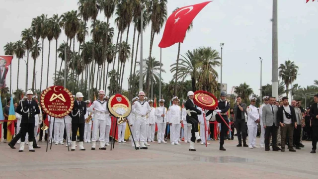 Mersin’de Cumhuriyet’in 103. yılında Atatürk Anıtı’na çelenk sunuldu