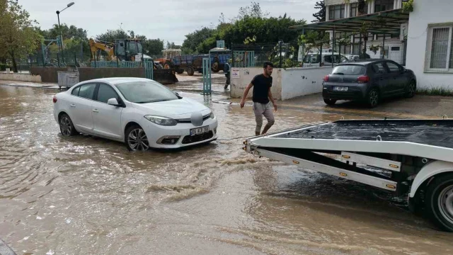 Mersin’de şiddetli yağış: İlçelerde yollar ve tarım alanları su altında kaldı