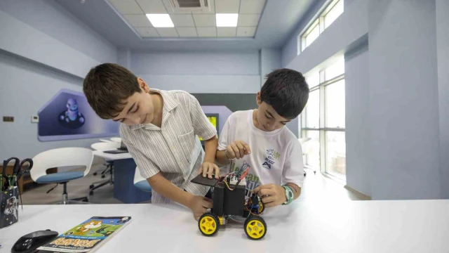 Mersinli öğrenciler robotik kodlama yarışmalarında derece elde etti